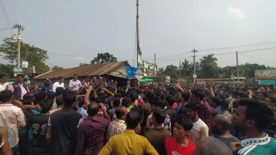 চার দফা দাবিতে তিনটি সড়ক অবরোধ,নারায়ণগঞ্জের আড়াইহাজারে দিনভর শ্রমিক বিক্ষোভ